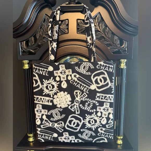 NEW Chanel Employee Gift Monochrome Graphic Tote - Picture 6 of 7